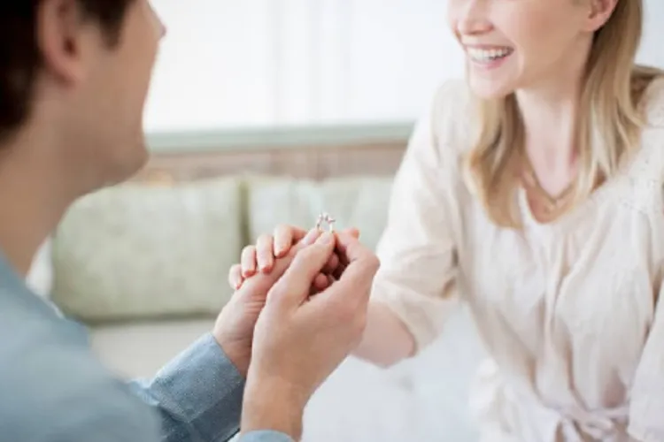 Un clujean a declanșat un „război” pe tema inelului de logodnă: „Vă face mai fericite un inel de 8000 de lei decât unul de 900?”/„Să coste cât 12 salarii!”