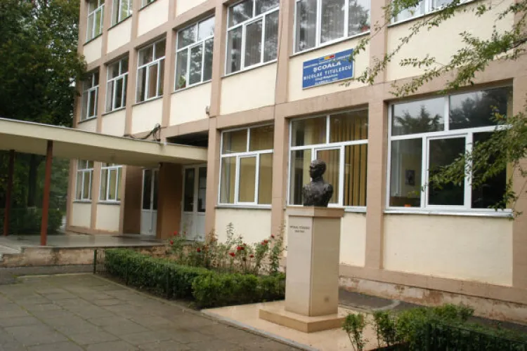 Clasa a III-a și a VI-a ar putea fi mutate după-amiaza la „Nicolae Titulescu”. Părinții cer containere și spații suplimentare urgent!