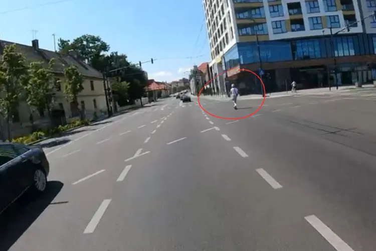 Șcene șocante în centrul Clujului! Un tânăr trotinetist a fost surprins cum gonește haotic, evită la limită două coliziuni și ignoră semaforul VIDEO