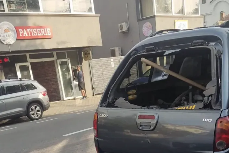FOTO Surpriză neplăcută încă de la primele ore pe o stradă din Cluj-Napoca: O mașină a fost descoperită cu geamul portbagajului spart