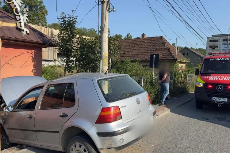 Cum s-a produs accidentul din Cluj în care o mașină a fost făcută praf după ce a ieșit de pe drum, iar șoferul a fost dus la spital