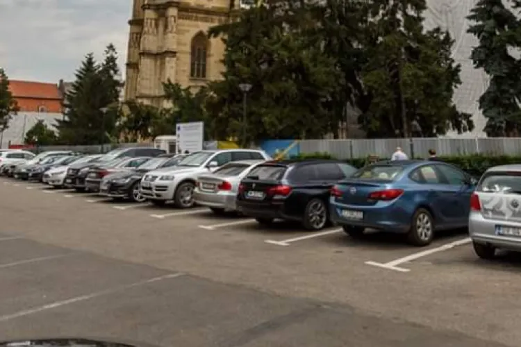 Cozi și nervi în centrul orașului Cluj-Napoca! Probleme grave la sistemul de plată al Parkingului din Piața Unirii: „Se adună o coloană de mașini”