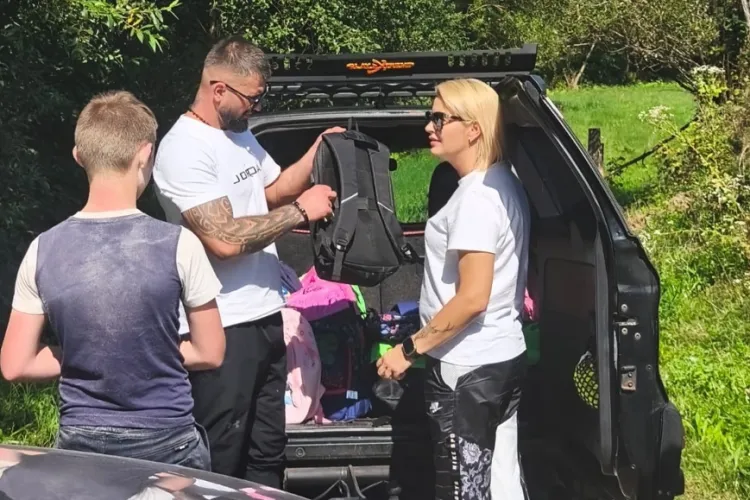 Femeia cu inima de aur din Cluj-Napoca a găsit raiul în Apuseni în ochii copiilor! În ciuda ploilor, Rocsana Contraș a împărțit zeci de ghiozdane FOTO