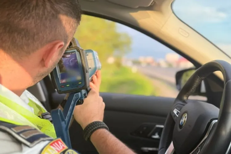 Un motociclist a fost prins cu 142 km/h în localitate și lăsat fără permis 4 luni! Polițiștii l-au ars la buzunar 