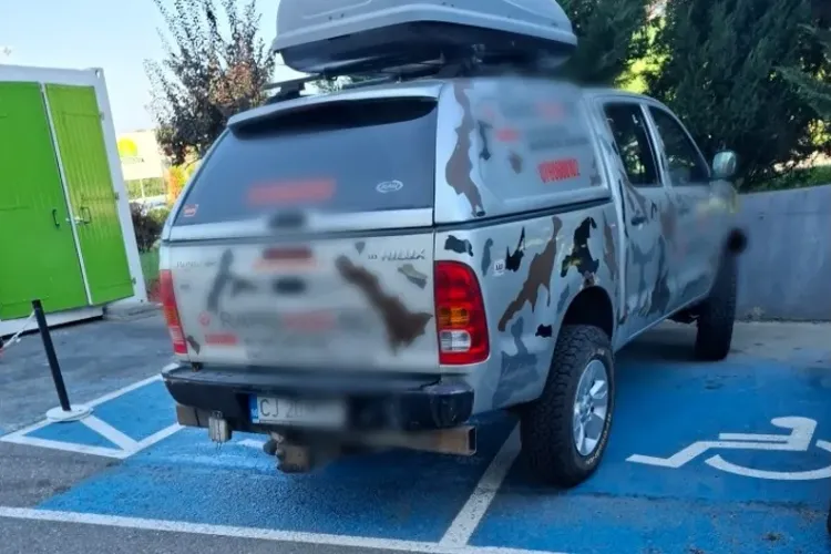 „Șofer de talie mondială” în Cluj-Napoca: a reușit să ocupe două locuri pentru persoane cu dizabilități