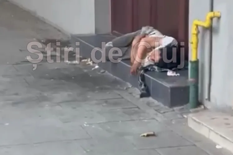 Groază pe strada Horea din Cluj-Napoca! Un om al străzii stă de o săptămână pe pragul unei locuințe, iar Poliția Locală rămâne indiferentă VIDEO