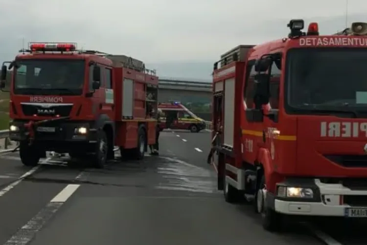 Incendiu pe autostradă! O mașină a fost cuprinsă de flăcări, pompierii au intervenit de urgență
