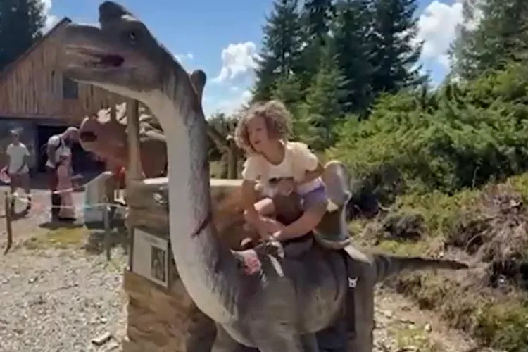 Cel mai mare dragon animatronic din Europa „aterizează” vineri la Buscat, Cluj. Se mișcă și ”respiră” în prima grădină zoologică animatronică din România