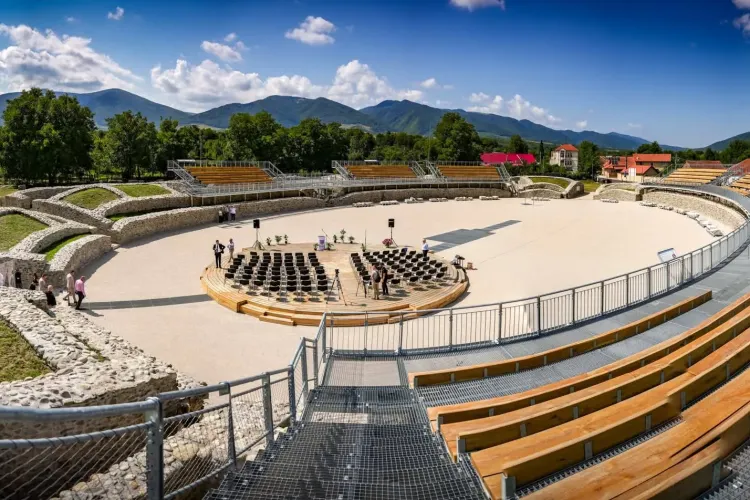 Cum arată Amfiteatrul din Ulpia Traiana Sarmizegetusa, complet restaurat și redeschis: Va găzdui din nou spectacole! FOTO