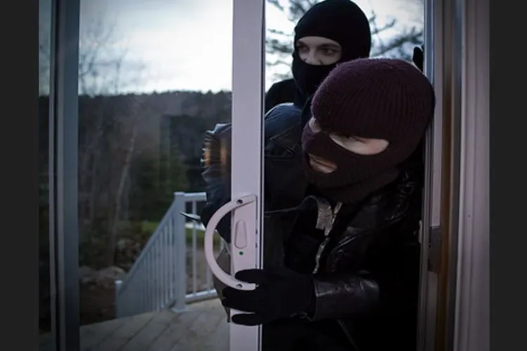 4 bărbați mascați au intrat în casa unei bătrâne din Cluj-Napoca. Au legat-o, au bătut-o și i-au furat banii. 16 ani închisoare pentru șeful bandei