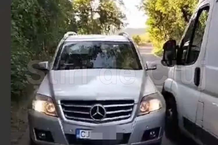 VIDEO EXCLUSIV. Scandal șocant în Cluj: O clujeancă a lovit de trei ori, intenționat, cu mașina un tătic sub ochii fetiței lui de 7 ani. Apoi a fugit!