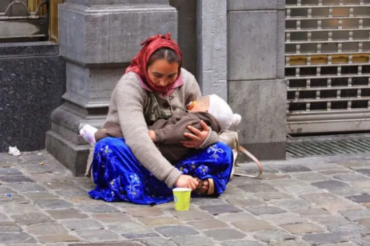 Cerșetorii invadează Clujul! Locuitorii de pe Calea Turzii cer ajutorul Poliției Locale: „Fac mizerie, stau pe teren privat!”