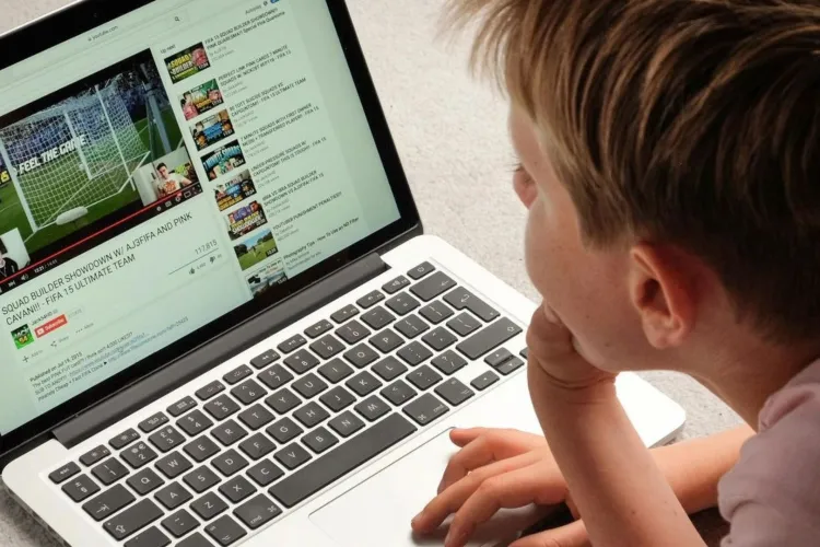 Un alt gigant tech testează AI care să „ghicească” vârsta utilizatorilor pentru a proteja minorii: Ce schimbări urmează pentru adolescenți