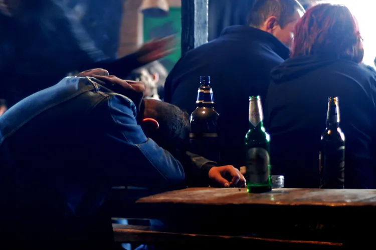 Nopți albe pentru mai mulți clujeni din Mărăști: Un grup gălăgios de tineri se adună în fiecare seară la o masă din parc și petrec până dimineața