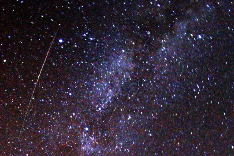 Spectacol cosmic pe cerul României: Perseidele promit sute de „stele căzătoare” pe oră! Când va avea loc mult așteptata „ploaie de stele”