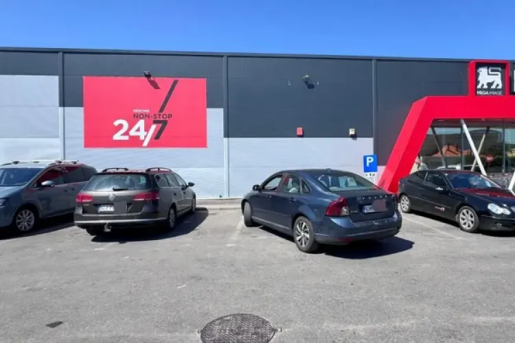 Bătaie de joc în parcarea unui magazin din Cluj: 4 locuri de parcare ocupate de două mașini, amenințări și jigniri între un client și o șoferiță FOTO