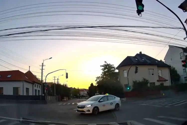 Un șofer de taxi din Cluj a „uitat” că are roșu la semafor și s-a crezut la curse: A ignorat total semaforul și a forțat intrarea în intersecție VIDEO