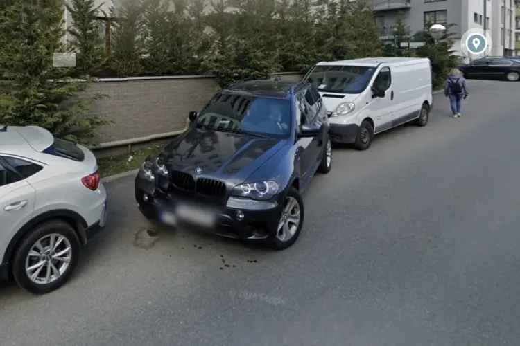 Haos pe o stradă din Cluj-Napoca! Două mașini parcate ilegal au blocat traficul și au pus în dificultate un șofer de marfă