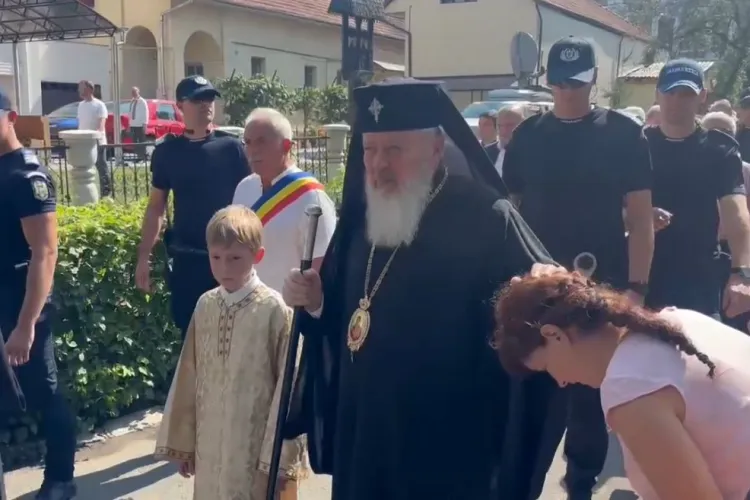 Procesiune impresionantă în Cluj: Mii de pelerini au pornit de la Gherla spre icoana făcătoare de minuni a Maicii Domnului de la Nicula VIDEO