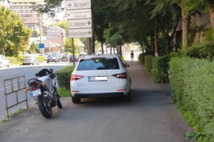 Clujul, orașul parcărilor nesimțite. O mașină a fost parcată comod pe trotuar, chiar în fața unei scări de bloc: „Mai lipsea covorul roșu” FOTO