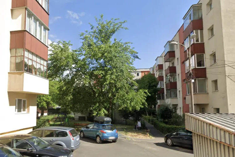 Cluj-Napoca în șoc: Oamenii străzii transformă zona de lângă bloc într-un adevărat depozit de gunoaie toxice și locuri de dormit