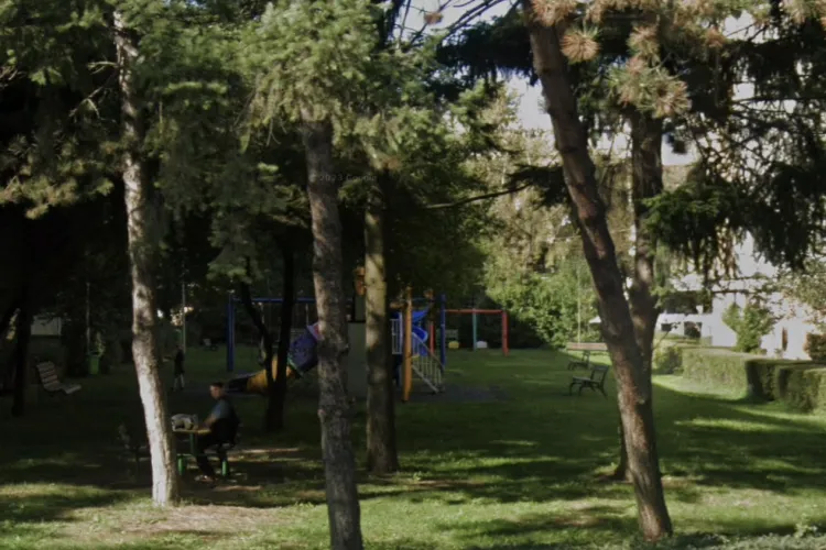 Locatarii unui bloc din Cluj-Napoca la capătul răbdării din cauza gălăgiei dintr-un parc: „Copiii urlă, adolescenții beau și nimeni nu mai face nimic”