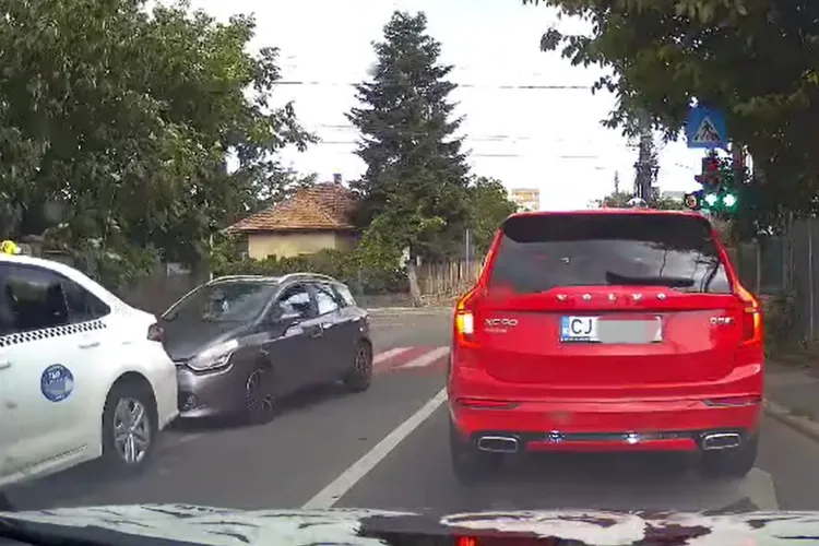 VIDEO. Taximetrist clujean, filmat lovind mașina din spate, cu o „manevră” extrem de urâtă: „Frânează brusc. Apoi dă cu spatele. Cum să faci așa ceva?”
