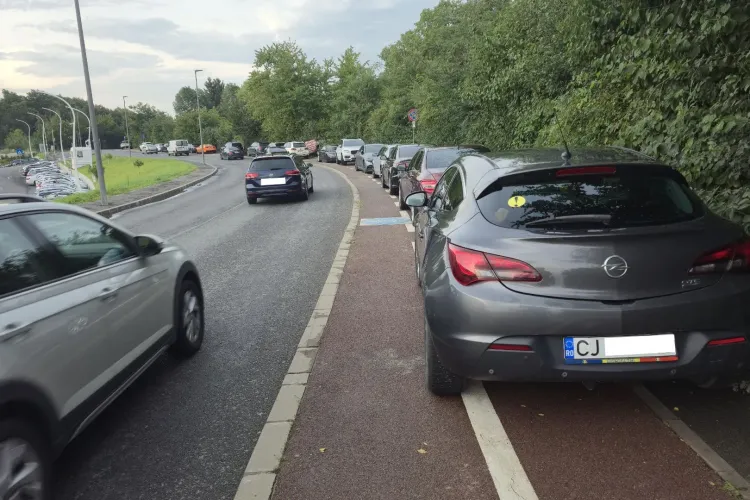 Problema locurilor de parcare din Cluj a ajuns la alt nivel: O coloană întreagă de mașini parcate fix pe banda de biciclete. „E nuntă de bicicliști?”