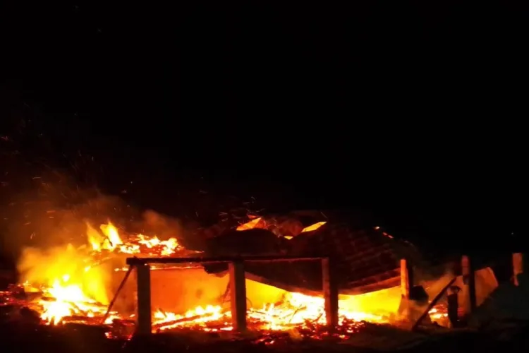 Incendiu devastator în Cluj: O casă a ars din temelii, iar pompierii au reușit să evite cu greu extinderea focului