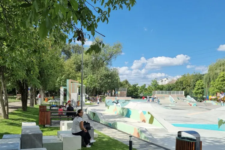 Clujenii cer pază și patrule nocturne în Parcul Rozelor: Cioburi și resturi de țigări în fiecare zi chiar dacă se face curățenie ridică semne de întrebare