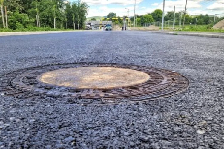 Canalele de pe strada Observatorului lovesc din plin șoferii: „Ar fi nevoie de înlocuirea lor peste tot”