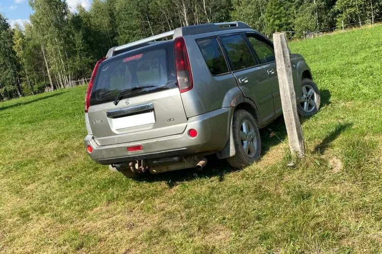 Mister total în Munții Apuseni: O mașină abandonată, cu cheia în contact, geamul întredeschis și un topor pe podea, descoperită în pădure VIDEO