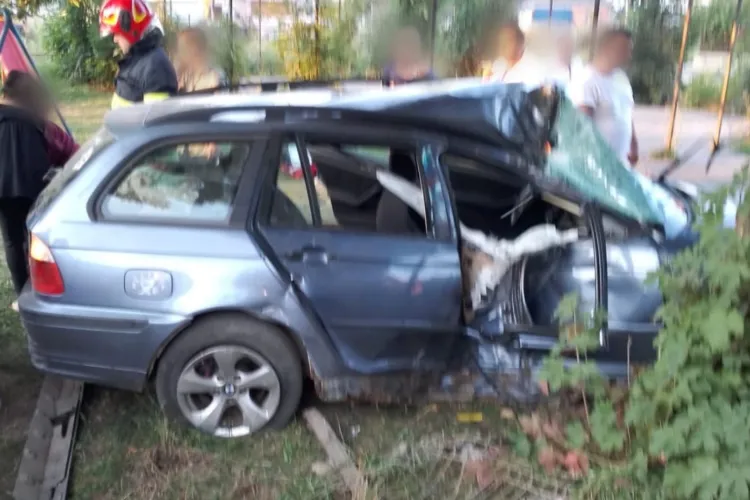 Accident grav în Cluj: O mașină a ieșit de pe drum, iar un tânăr a fost scos dintre fiare de localnici și transportat în stare critică la spital
