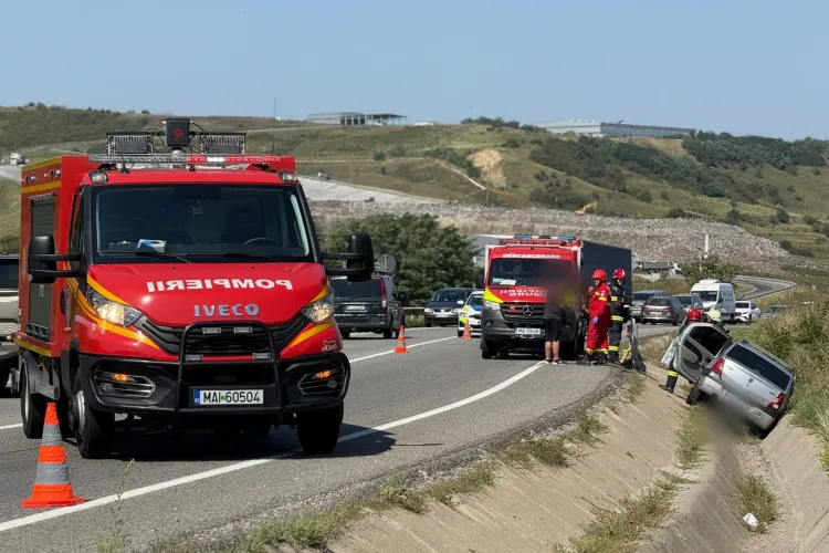 FOTO Accident șocant în Cluj: Trei răniți după ce o mașină a ieșit de pe carosabil și pompierii au intervenit spectaculos pentru a oferi ajutor