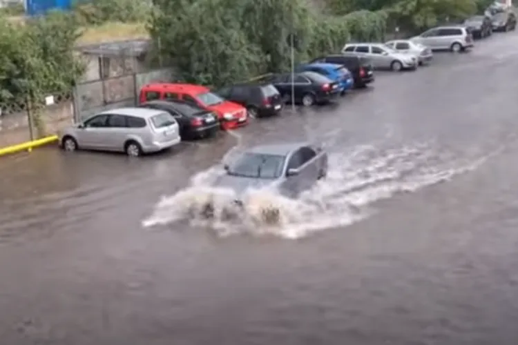 VIDEO: Gherla, scufundată în ape, după o furtună în care au fost 270 de fulgere și trăsnete! Temperatura a scăzut brusc de la 34 la 17 grade
