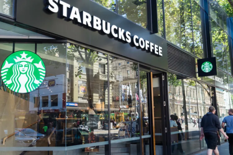 Starbucks are o veste proastă pentru clienți: Compania a luat o decizie radicală aplicată deja și în multe restaurante din Cluj. Ce le interzice clienților