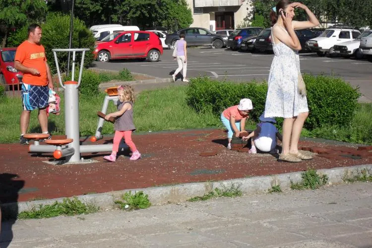 Trotuar degradat într-un parc pentru copii din Gheorgheni. Părinții cer măsuri urgente: „Duce la accidentări în rândul copiilor”