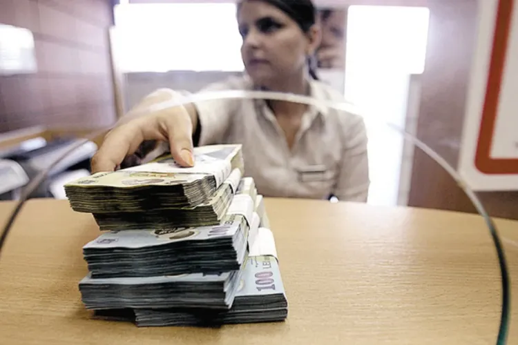 Cresc ratele la credite începând cu 1 octombrie. Unii români vor scoate din buzunar peste 100 de lei în plus