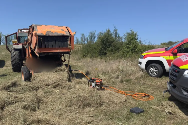 Un clujean de 30 de ani a murit după ce a rămas blocat într-un utilaj agricol aflat în funcțiune. Intervenția pompierilor a durat zeci de minute