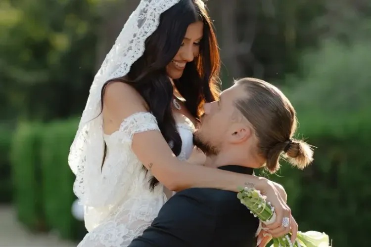 Alina Eremia, rochie de mireasă superbă, care a atras toate privirile. Artista a avut parte de o nuntă de vis, la Palat FOTO