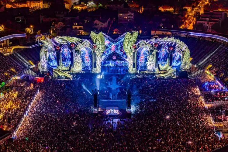 Cum arată gazonul de pe Cluj Arena după Untold X. Va putea U Cluj să joace acasă următorul meci din campionat? FOTO