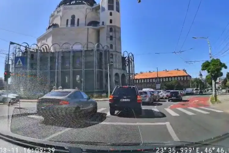 VIDEO. Trei șoferi au „picat” ca la popice testul șofatului în centrul Clujului, în doar 12 secunde:„Predați urgent permisul. Roșu nu mai înseamnă nimic?” 