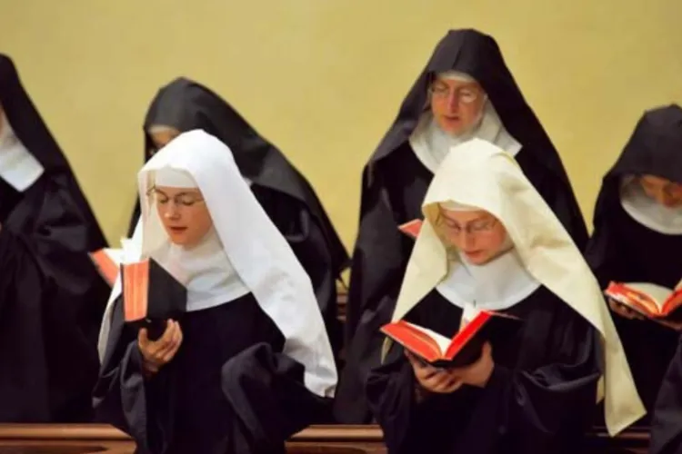 Guvernul taie privilegiile bisericii: Preoții, călugării și măicuțele nu mai pot merge la spital fără asigurarea de sănătate