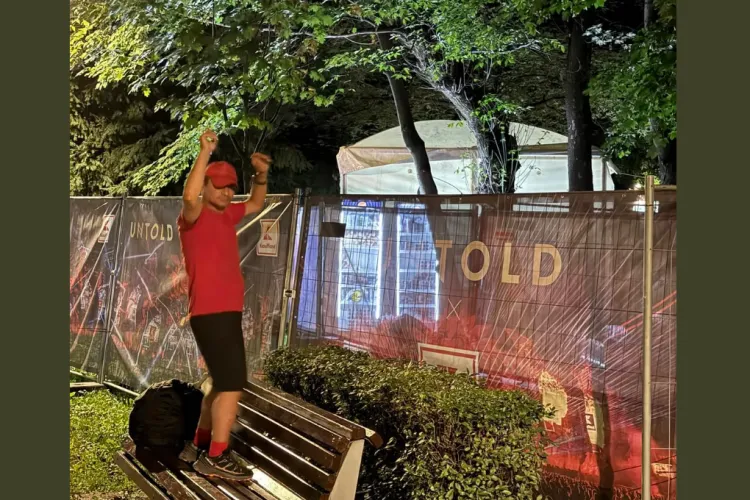 Lucian Mândruță, impresionat la Cluj de un tânăr, care, probabil, nu și-a permis biletul și dansează lângă gardul Untold: „Câteodată faci rai din ce ai!”