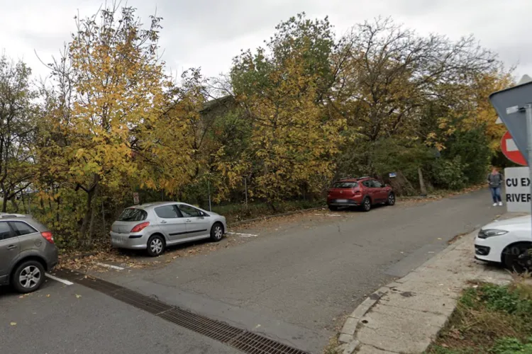 Clujenii de pe o stradă din oraș sunt disperați legat de situația rutieră: „Nu mai suportăm! E periculos să mergi și pe jos și cu mașina”