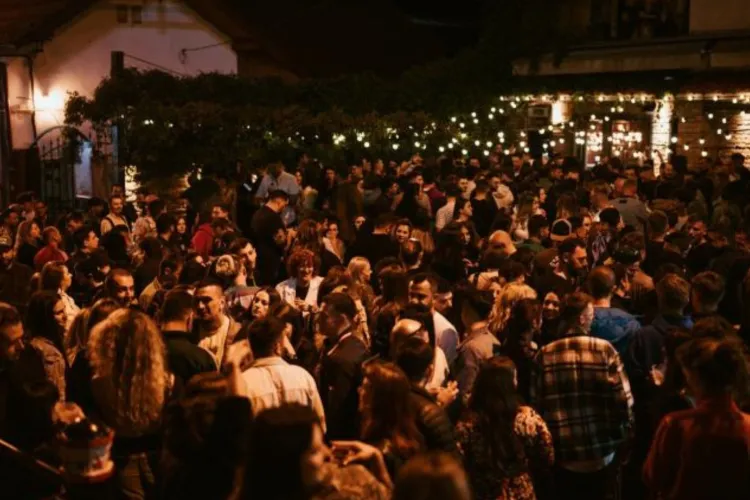 Un clujean cu chef de viață vrea să știe cum se distrează tinerii după închiderea cluburilor: „Voi nu aveți un club de after? Cum vă distrați?”