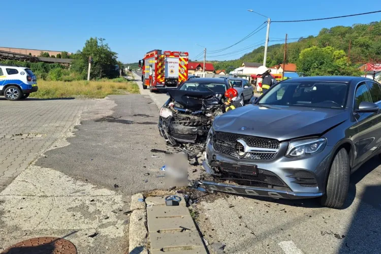 Accident cumplit pe un drum circulat din Cluj. Patru persoane au ajuns la spital, daune semnificative pentru un SUV Mercedes