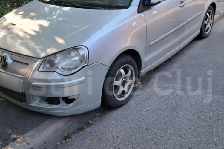 Trotuar transformat în parcare pe o stradă din Cluj: Pietonii, obligați să meargă pe drum, cu riscul de a fi loviți. „Odată era să mă calce o mașină”