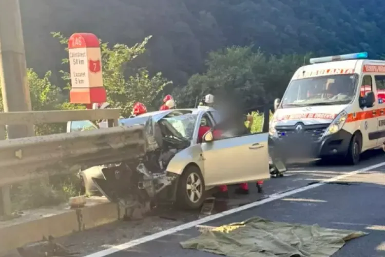 Accident grav! Două persoane au ajuns de urgență la spital. Șoferul a pierdut controlul mașinii și a lovit un parapet 