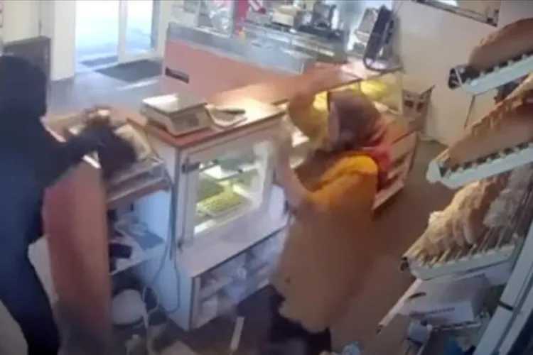 Jaf ca-n filme: Un minor de 17 ani a smuls casa de marcat cu totul dintr-o brutărie și a fugit cu banii în brațe